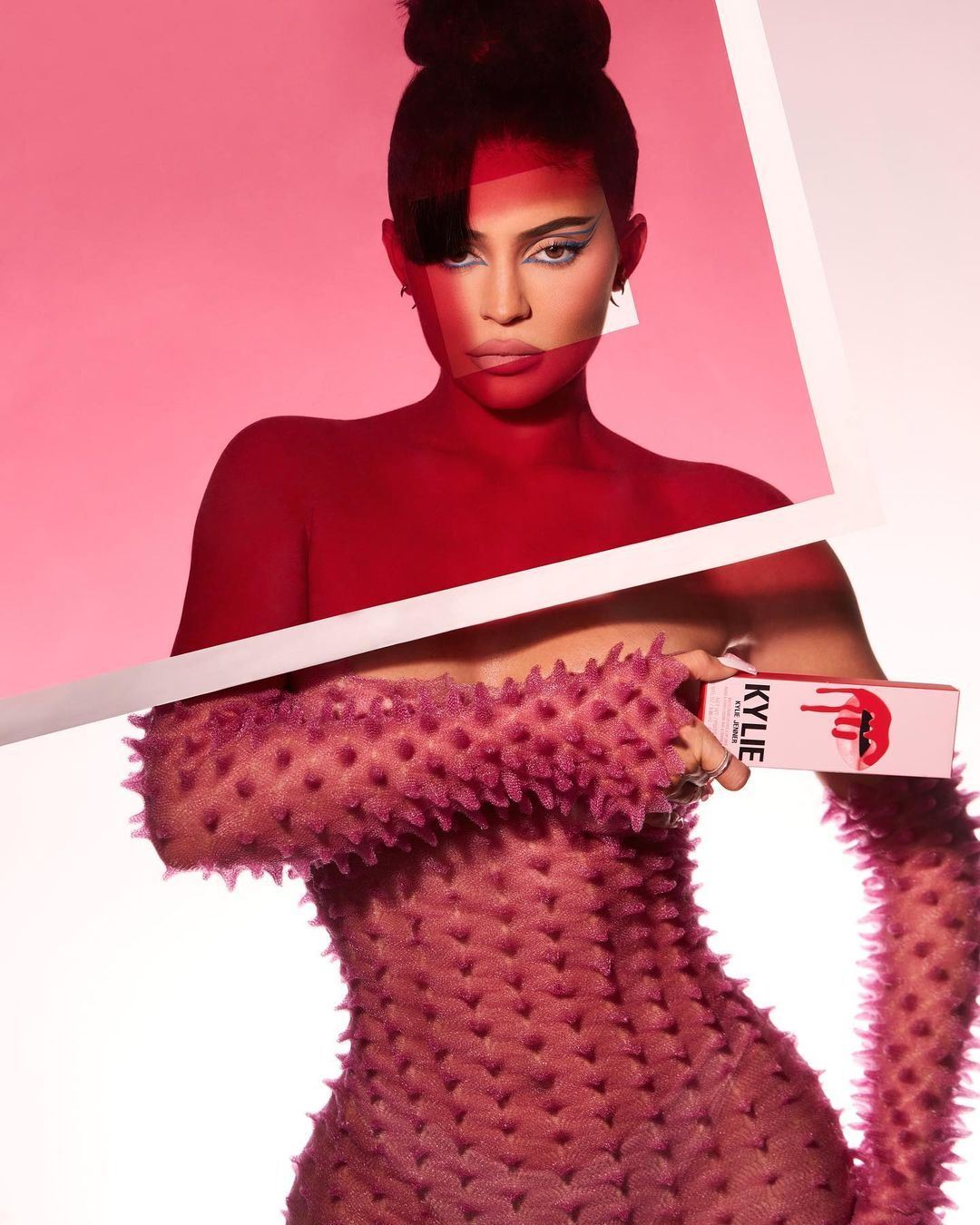 Deretan Bukti Kylie Jenner Berani Pose Sensual untuk Model Iklan