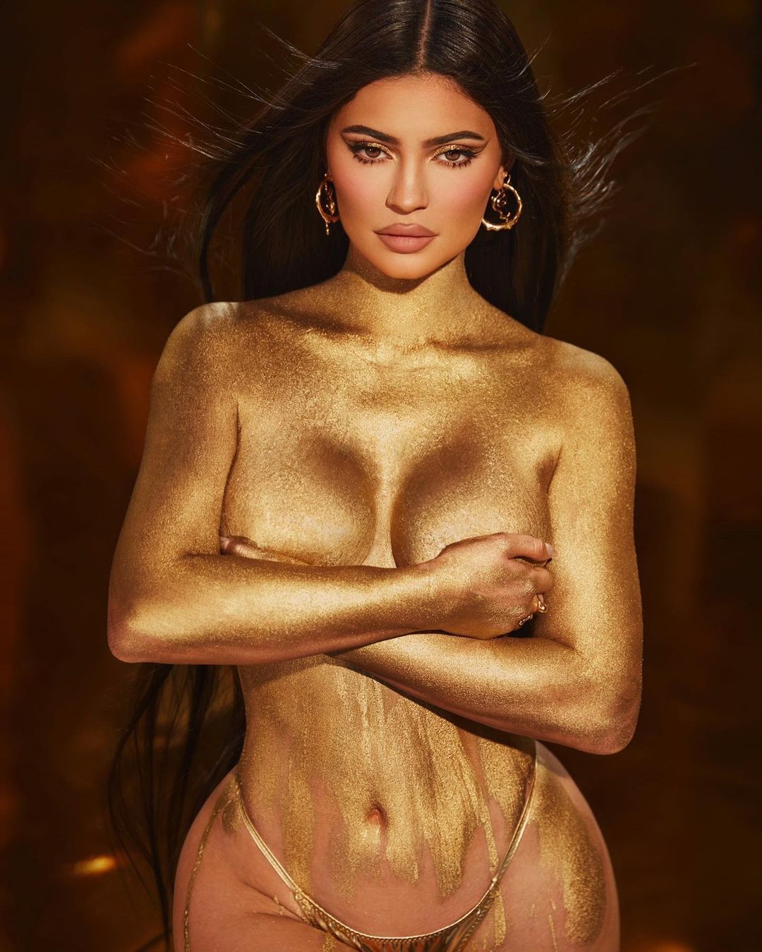 Deretan Bukti Kylie Jenner Berani Pose Sensual untuk Model Iklan