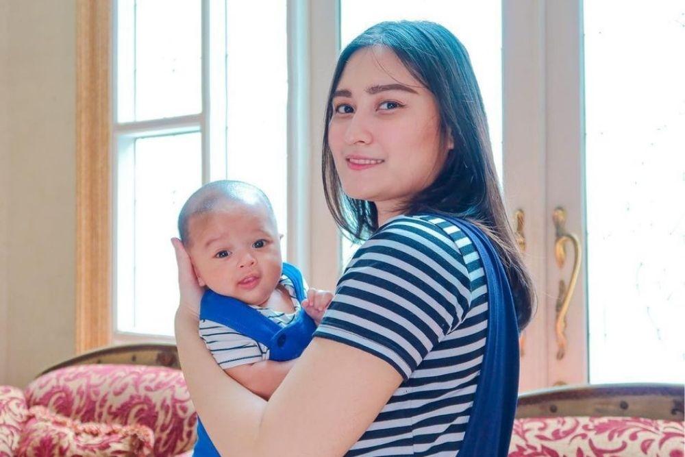Potret Terkini Angbeen Rishi, Istri Adly Fairuz yang Kece Gendong Anak