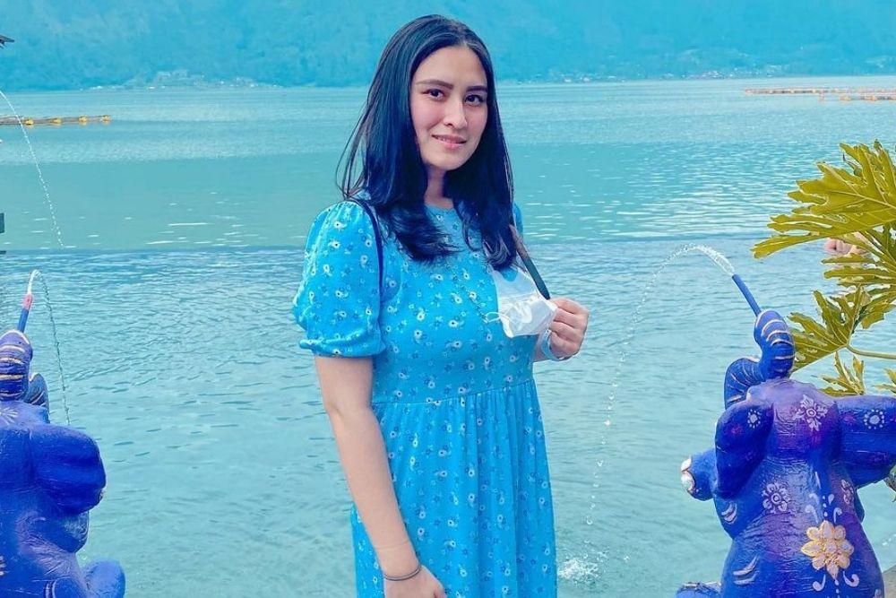 Potret Terkini Angbeen Rishi, Istri Adly Fairuz yang Kece Gendong Anak
