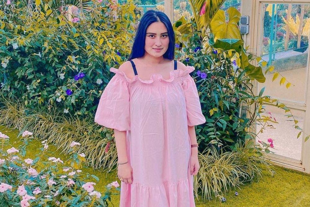 Potret Terkini Angbeen Rishi, Istri Adly Fairuz yang Kece Gendong Anak