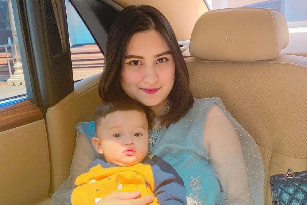 Potret Terkini Angbeen Rishi, Istri Adly Fairuz yang Kece Gendong Anak