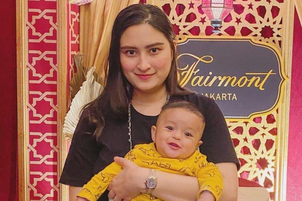 Potret Terkini Angbeen Rishi, Istri Adly Fairuz yang Kece Gendong Anak