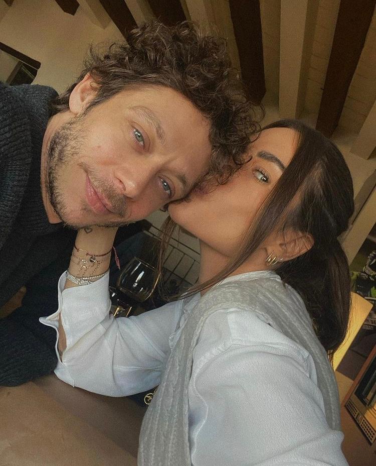 Pensiun dari MotoGP, Intip 10 Gaya Pacaran Valentino Rossi dan Kekasih