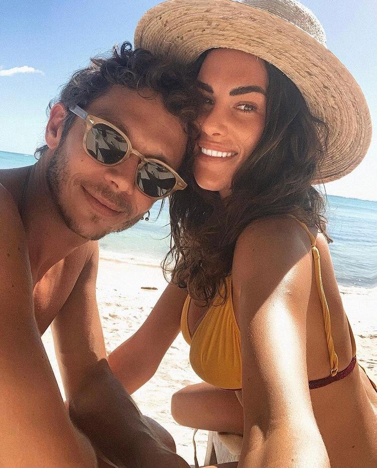 Pensiun dari MotoGP, Intip 10 Gaya Pacaran Valentino Rossi dan Kekasih