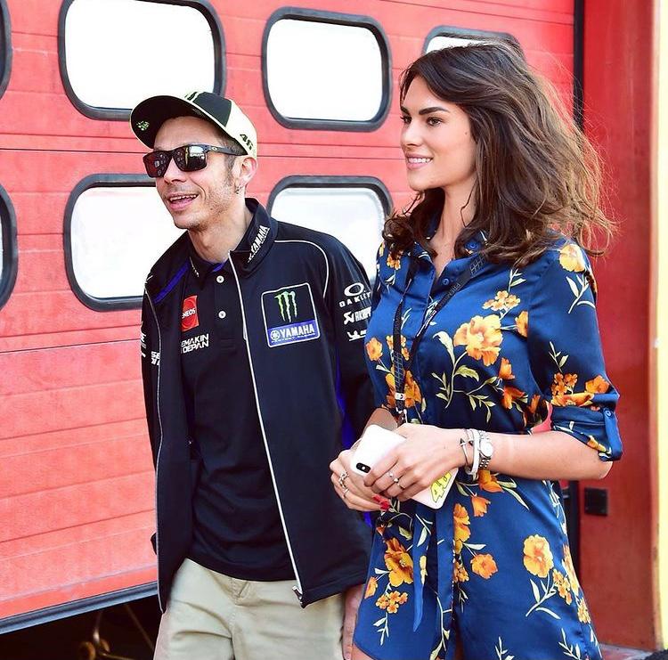 Pensiun dari MotoGP, Intip 10 Gaya Pacaran Valentino Rossi dan Kekasih