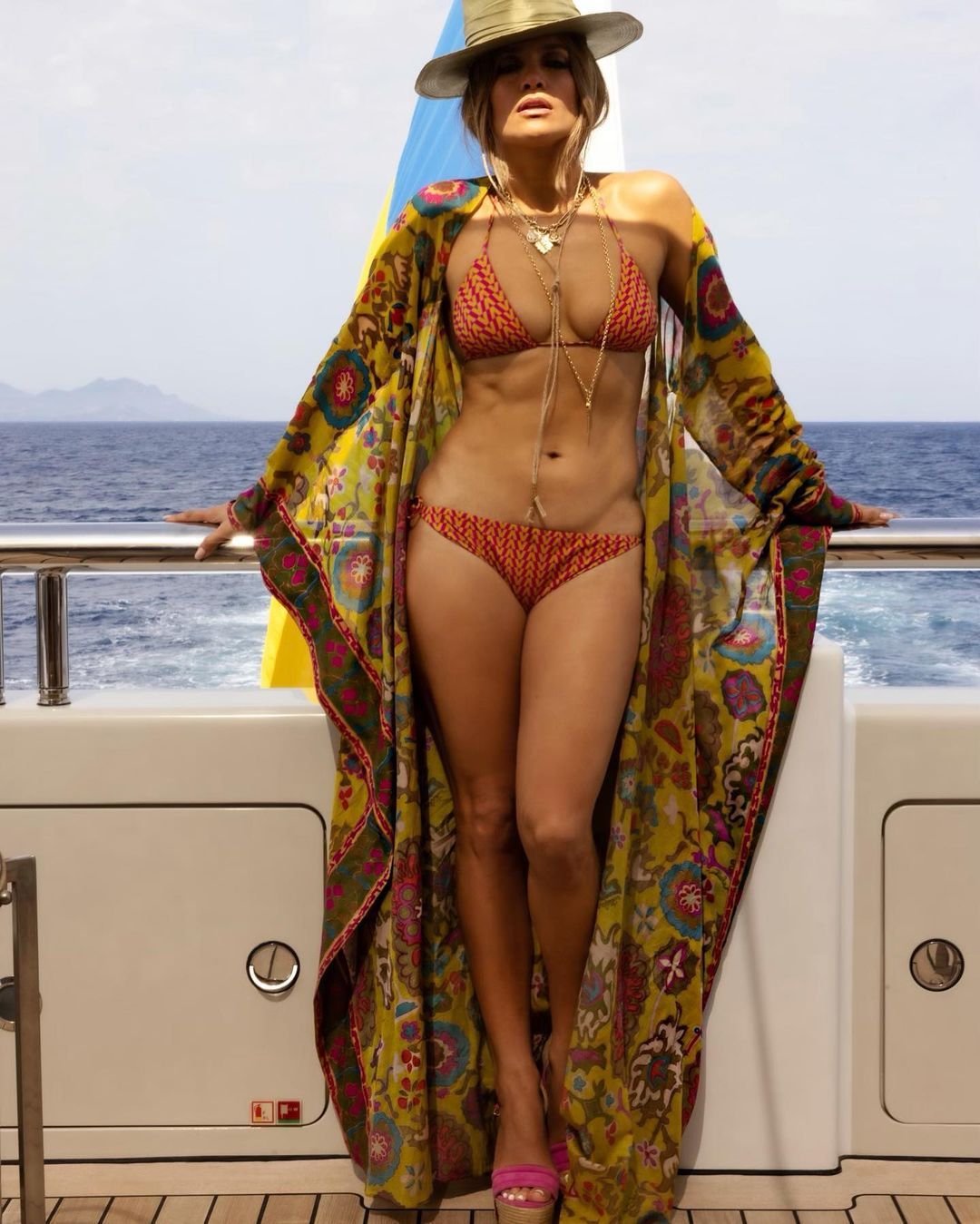 Terlalu Seksi! Jennifer Lopez Pakai Bikini Pamer Foto Ciuman
