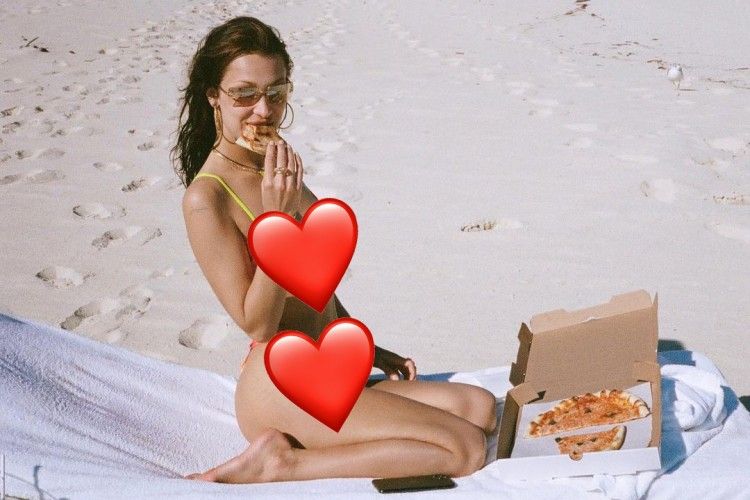 Pakai Bikini Seksi, Bella Hadid 'Spill' Netizen Wajah Sang Pacar!