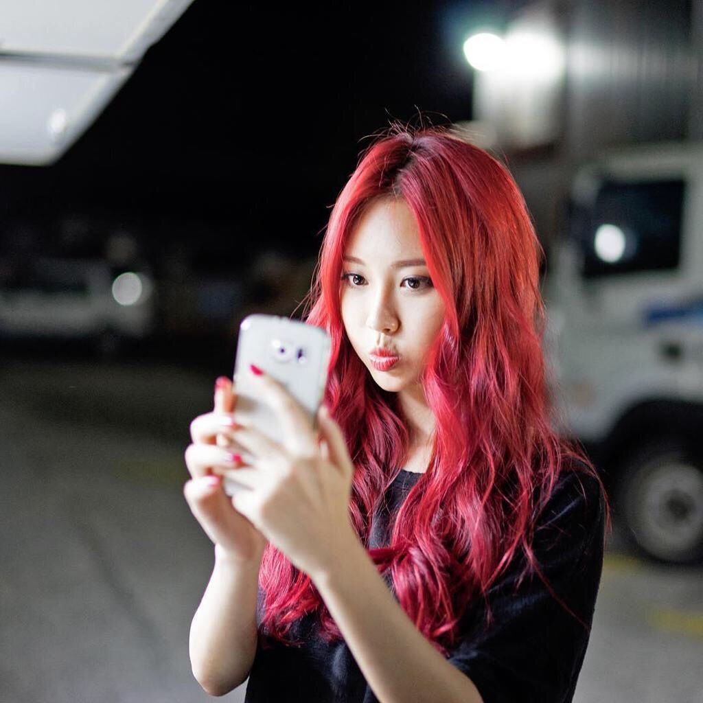3. Combining red with wavy hair, Yura 'Girl's Day' looks eve...
