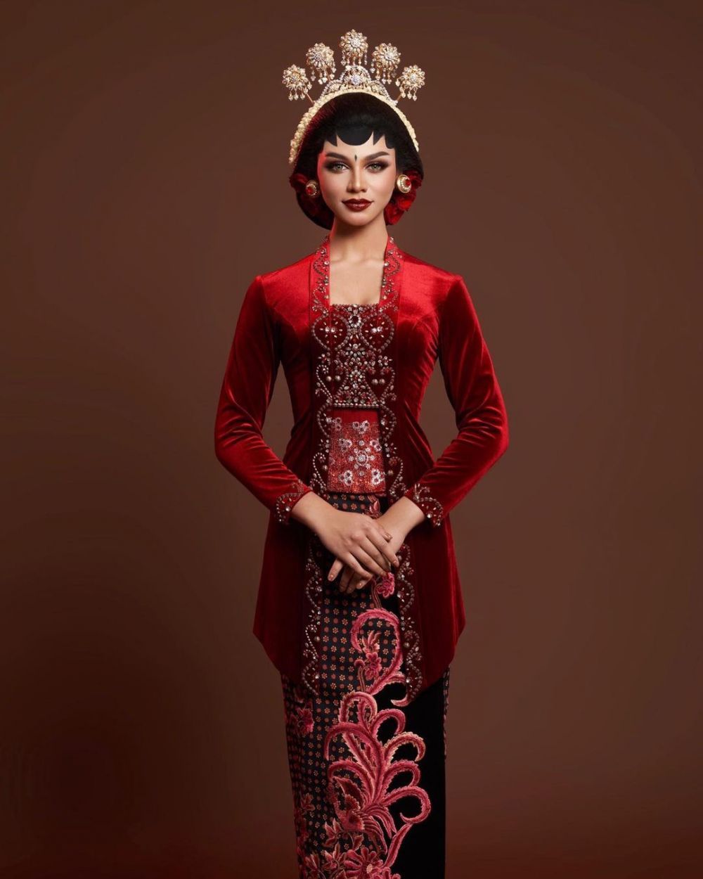 Gaya 'Mahal' Para Artis Indonesia Pakai Kebaya Merah, Manglingi!