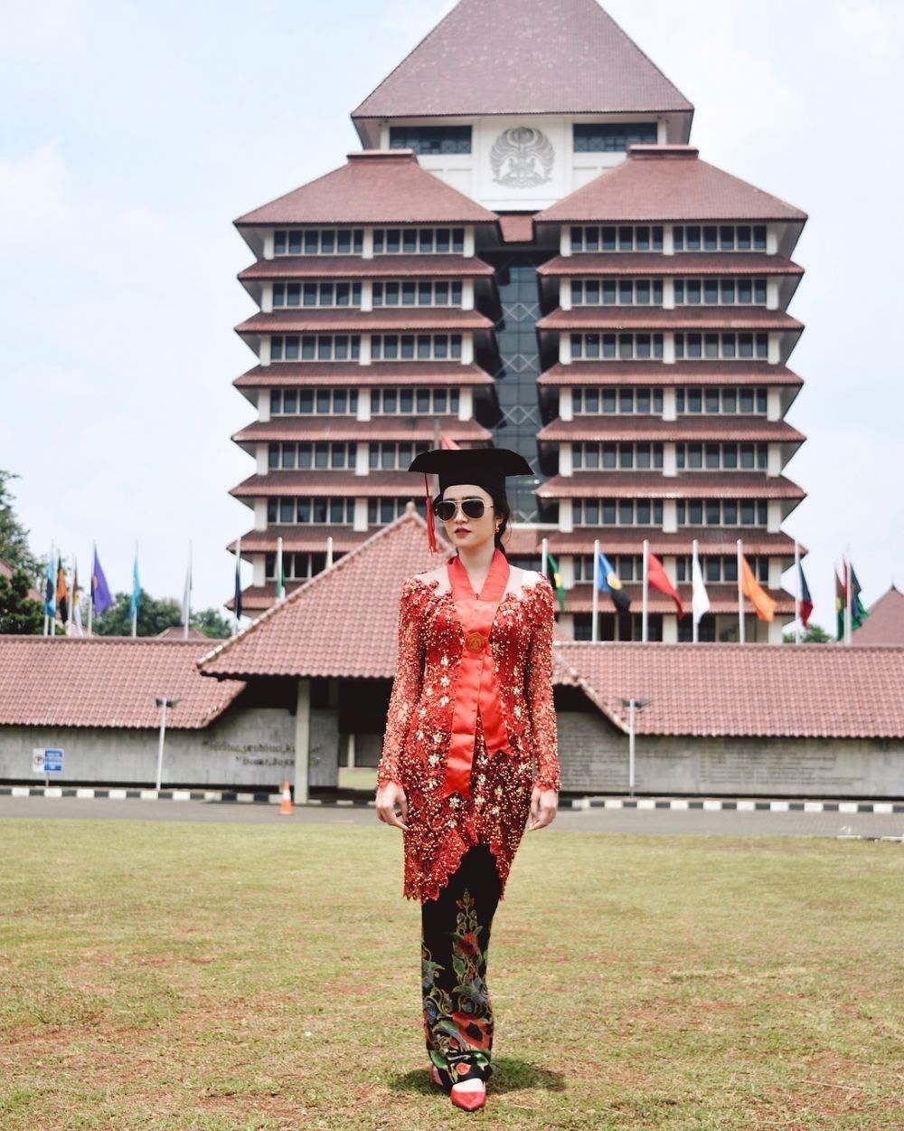 Gaya 'Mahal' Para Artis Indonesia Pakai Kebaya Merah, Manglingi!