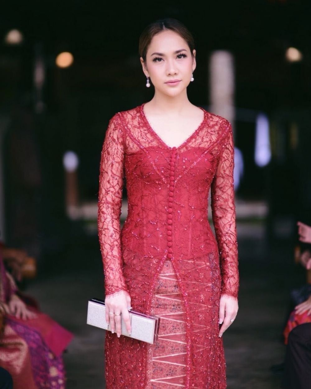 Gaya 'Mahal' Para Artis Indonesia Pakai Kebaya Merah, Manglingi!