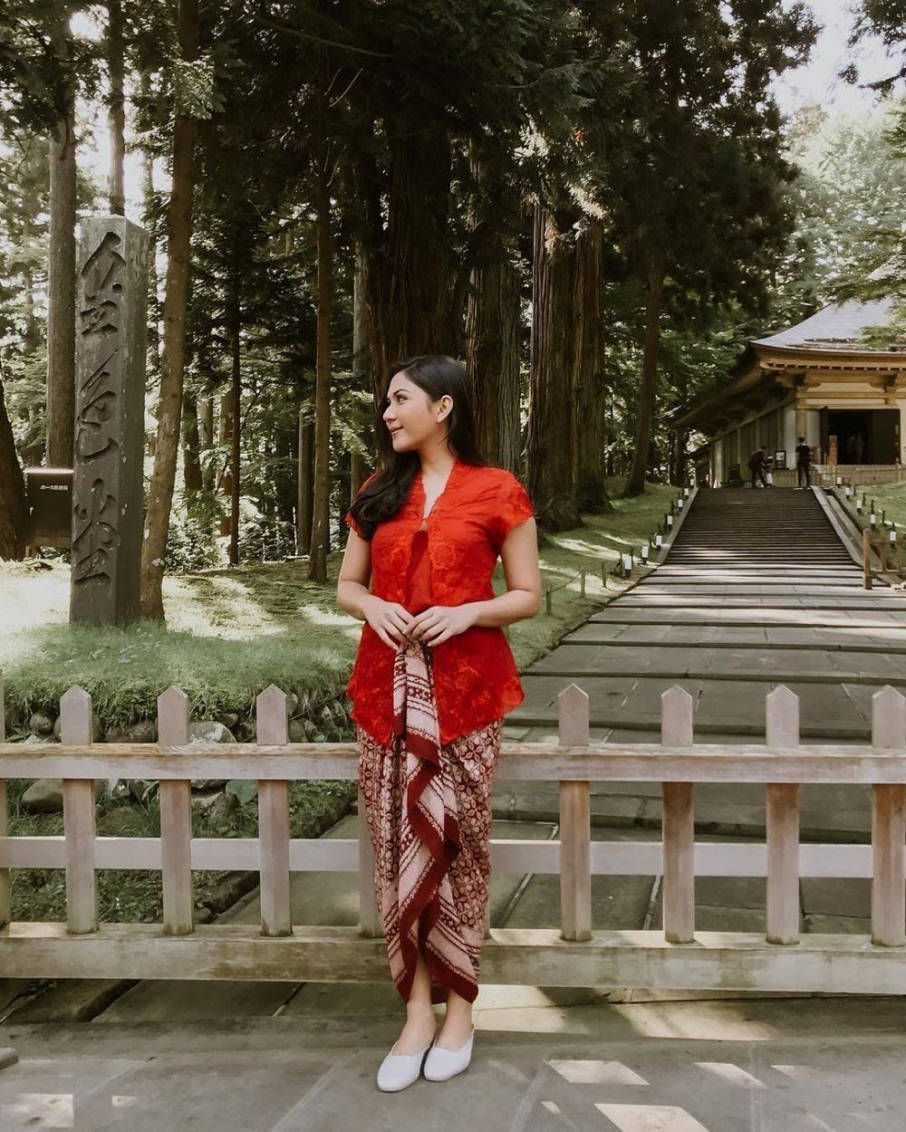 Gaya 'Mahal' Para Artis Indonesia Pakai Kebaya Merah, Manglingi!