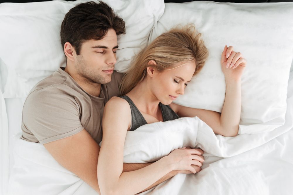 Tambah Intim! Inilah 8 Posisi Cuddling Terbaik Bersama Pasangan