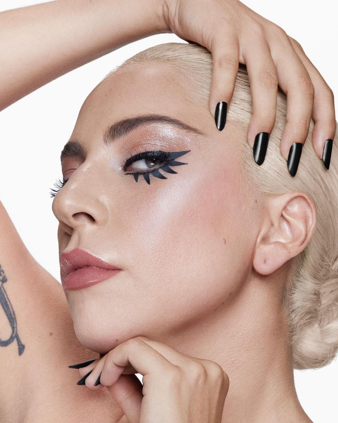10 Riasan Mata Nyentrik a la Lady Gaga, Berani Coba? 