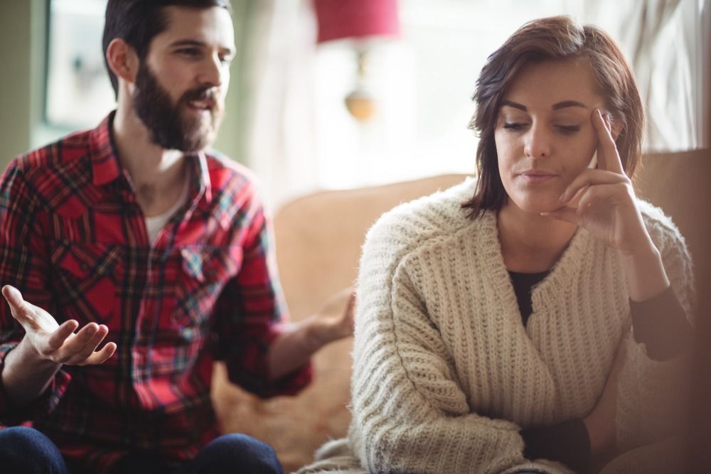 7 Tips Mengatasi Pasangan yang Selalu Berpikiran Negatif