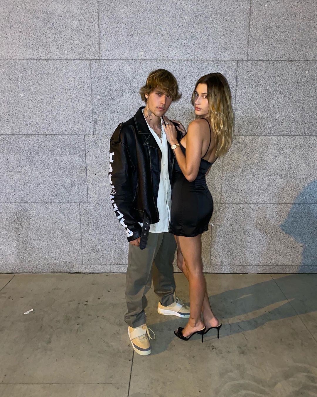 Deretan Pakaian Kencan Hailey Bieber yang Dinilai Terlalu Seksi