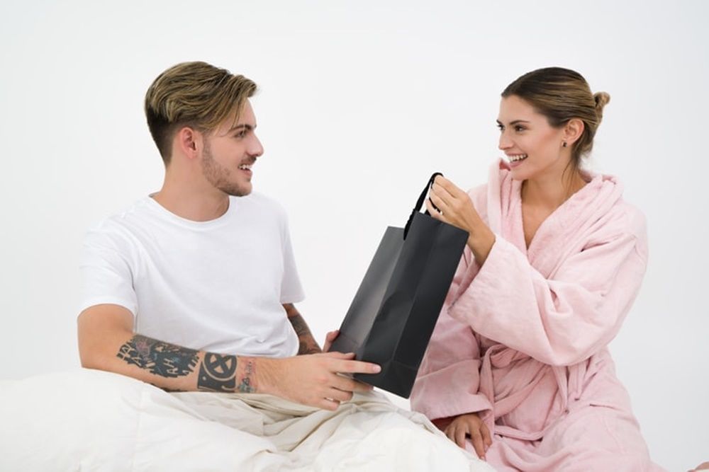 6 Panduan Memperlakukan Pasangan Secara Istimewa di Atas Ranjang