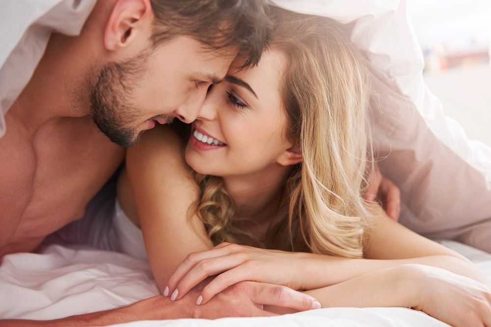 6 Panduan Memperlakukan Pasangan Secara Istimewa di Atas Ranjang
