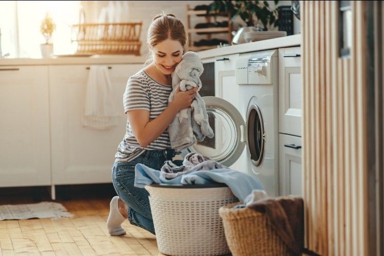 Tips Mencuci Pakaian Perempuan Sesuai Jenisnya