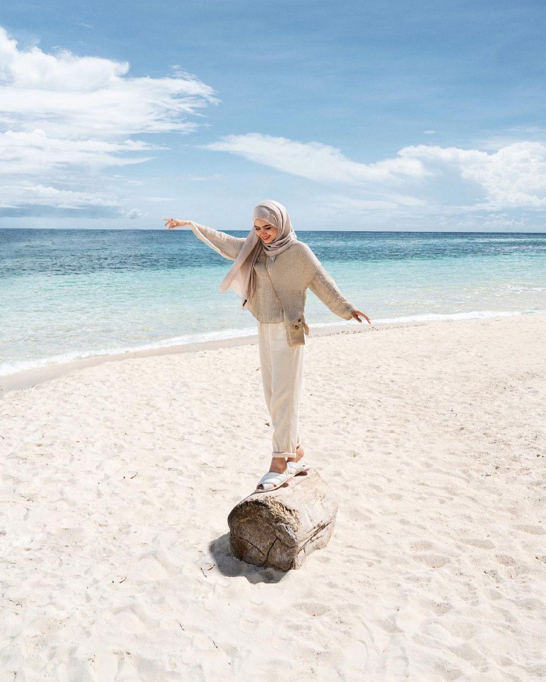 5 Ide Mix Match Outfit Hijab Ke Pantai Yang Modis