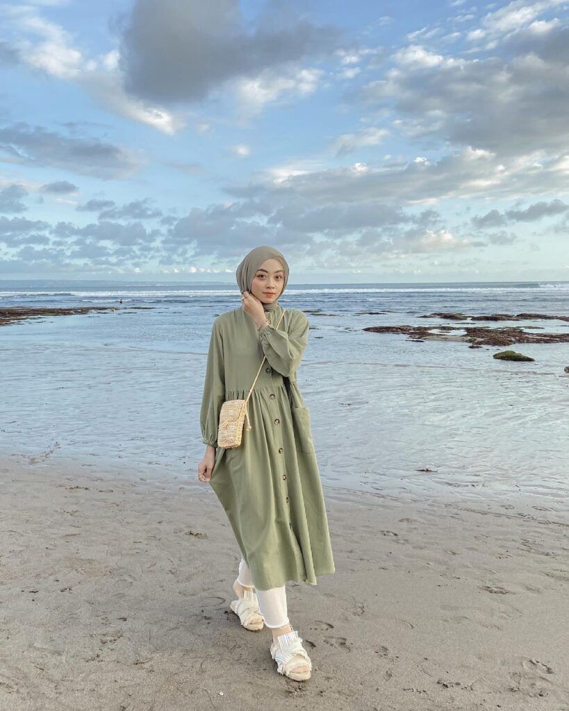 Ide Mix & Match Outfit Hijab ke Pantai yang Simpel dan Modis