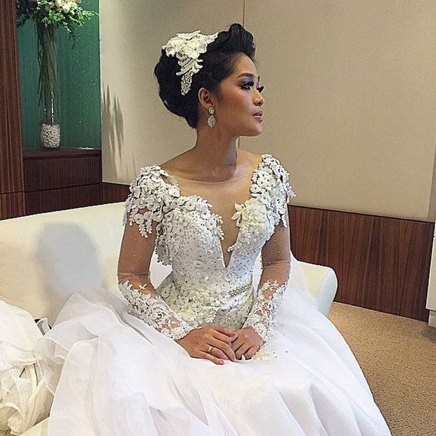 Gaya Glamor Para Artis Pakai Gaun Nikah Rancangan Ivan Gunawan