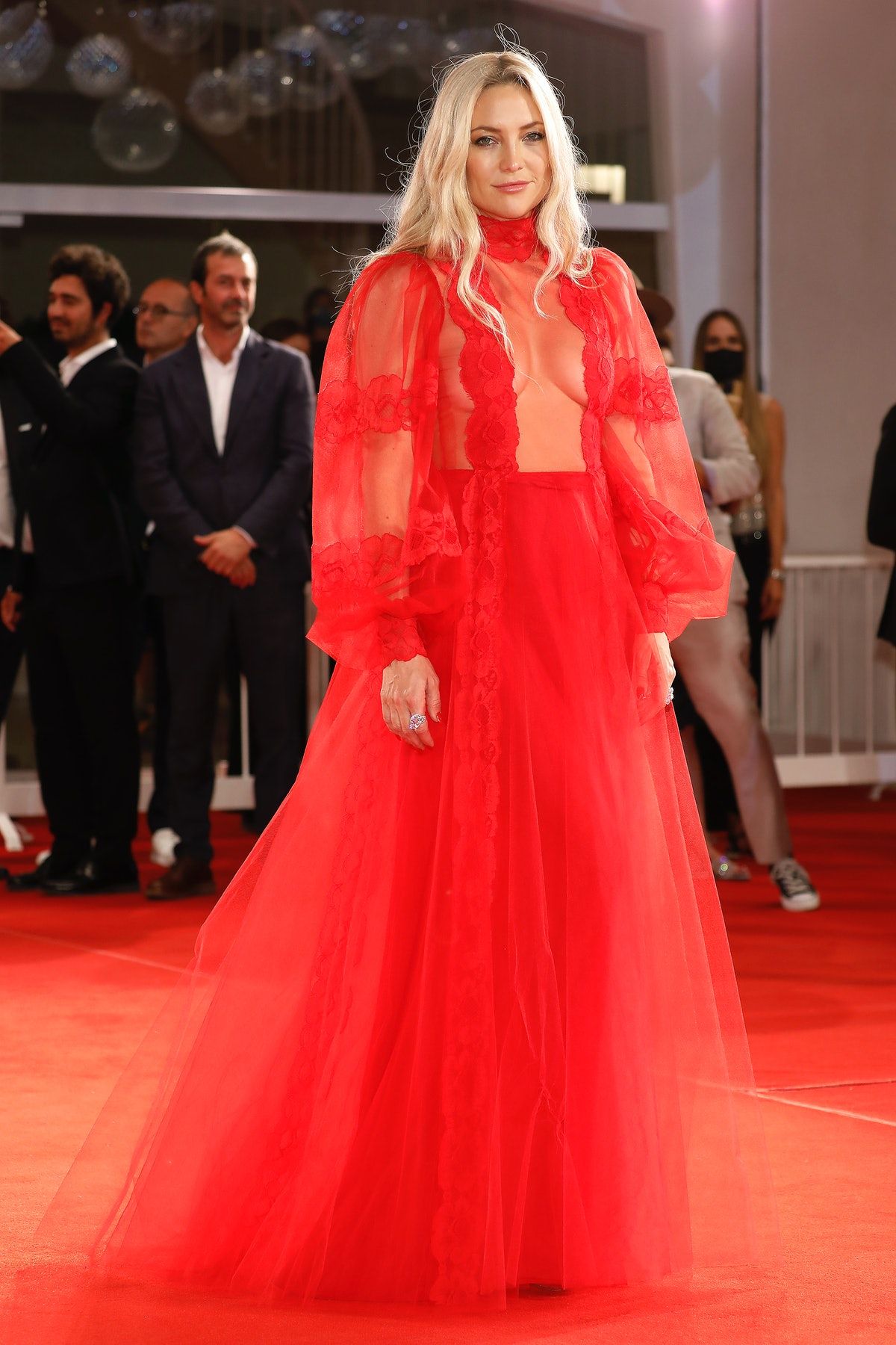 Kate Hudson Pede 'Telanjang Dada' di Karpet Merah Venice Film Festival