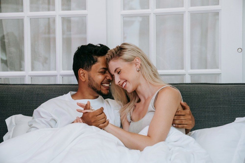 6 Cara agar Pasangan Tahu Kalau Kamu Ingin Lebih Sering Bercinta