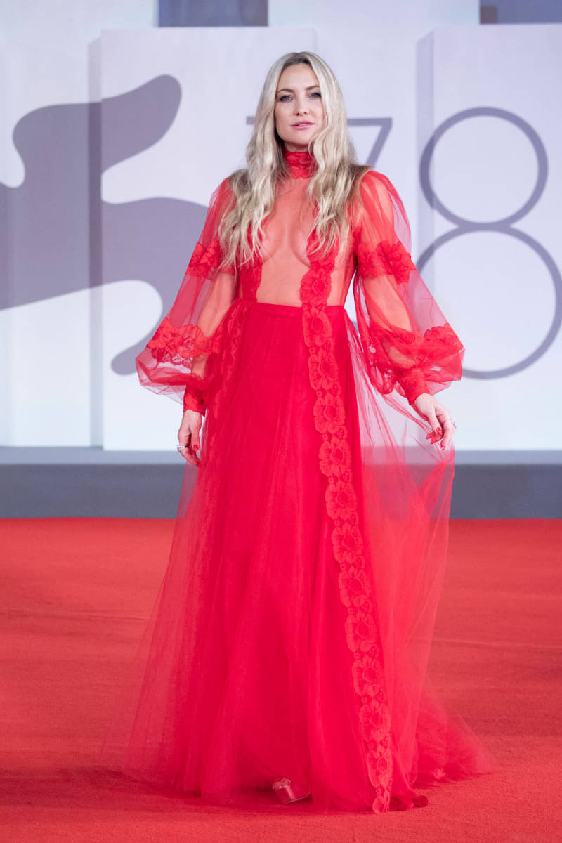 Kate Hudson Pede 'Telanjang Dada' di Karpet Merah Venice Film Festival