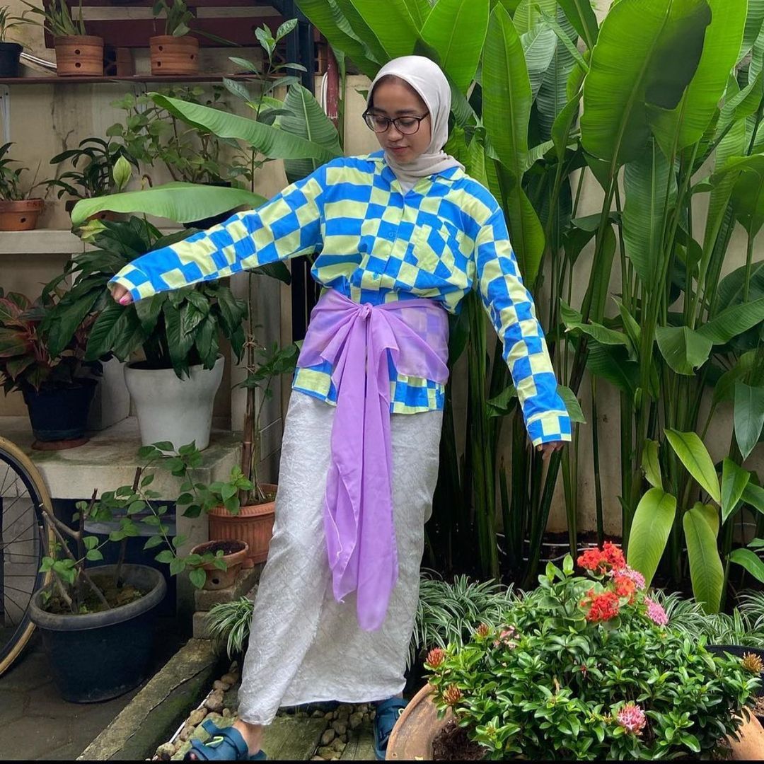 Cara Paling Kekinian Padu-padan Outfit Pakai Rok Lilit Batik