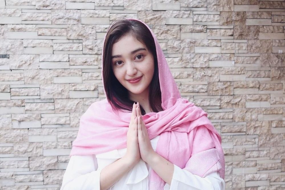 7 Potret Artis Non Muslim Kenakan Hijab, Bikin Hati Adem!