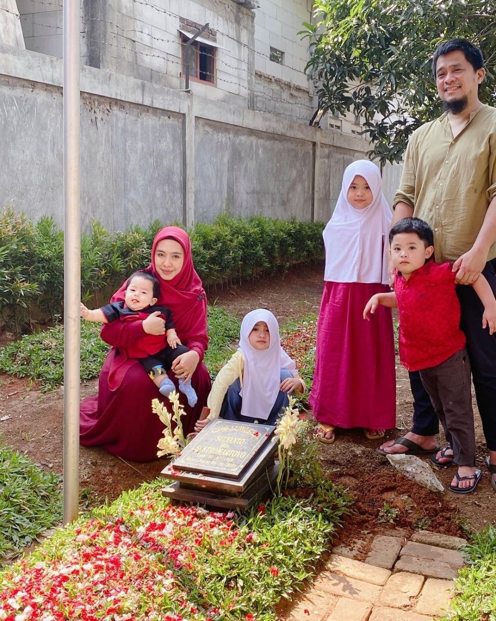 10 Potret Hangat Keluarga Oki Setiana Dewi, Jadi Panutan Ria Ricis