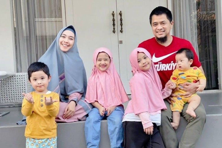 10 Potret Hangat Keluarga Oki Setiana Dewi, Jadi Panutan Ria Ricis