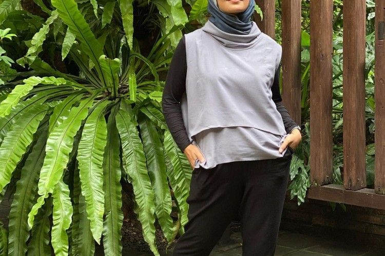 Warna Jilbab yang Cocok dengan Baju Abu-Abu, Simak Cara Mix and Match!
