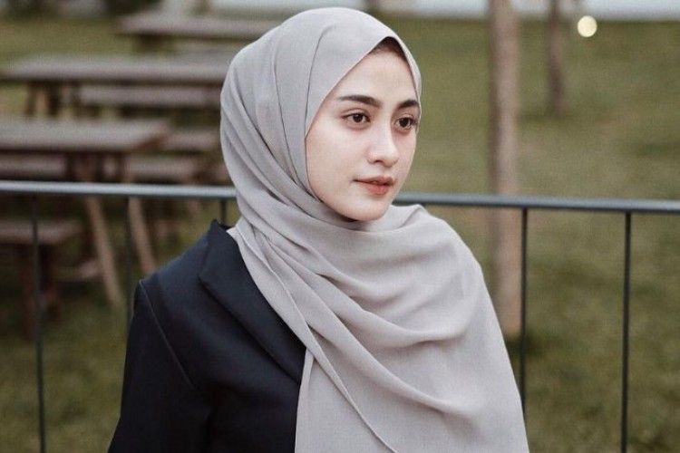 Tips & Trik Memakai Hijab Pashmina Sesuai Bentuk Wajah