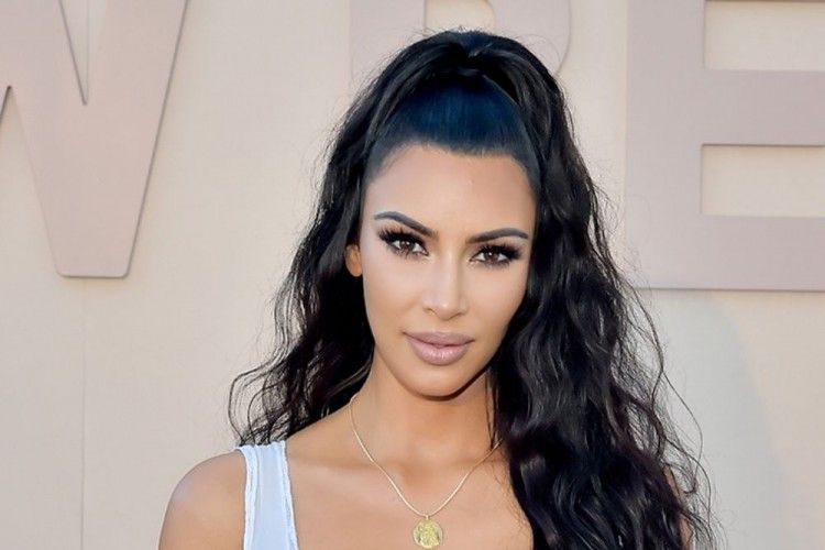 7 Gaya Riasan a la Kim Kardashian yang Bisa Ditiru