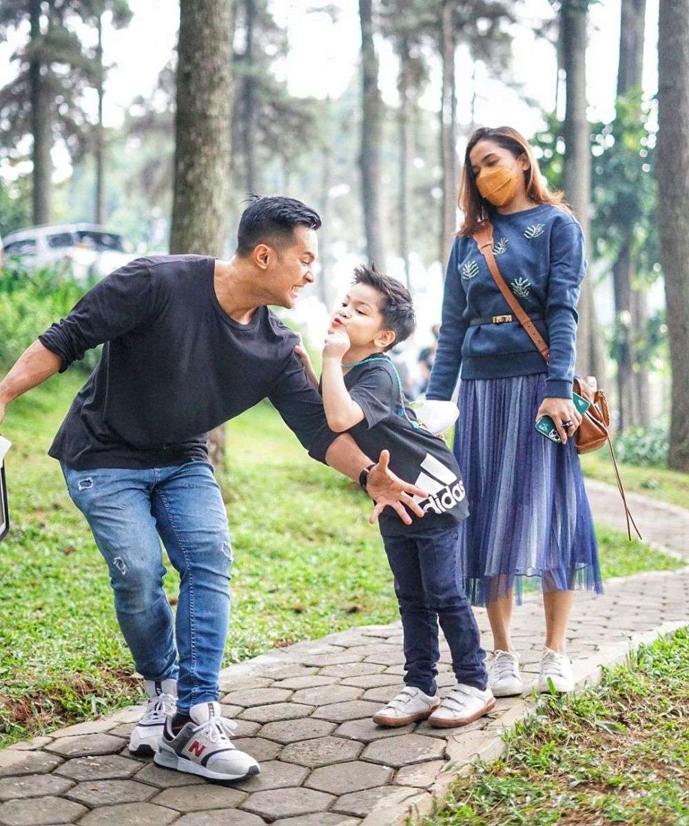 Hot Daddy, 10 Potret Bahagia Afdhal Yusman Dan Keluarga