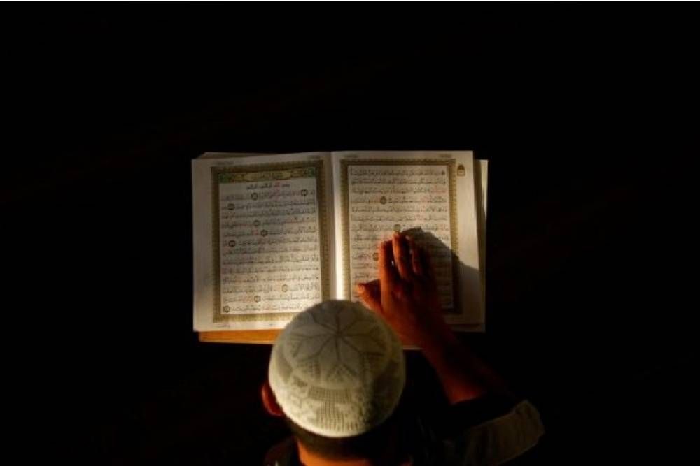 7 Keutamaan Surat Al-Mulk & Bacaannya Bagi Umat Muslim 