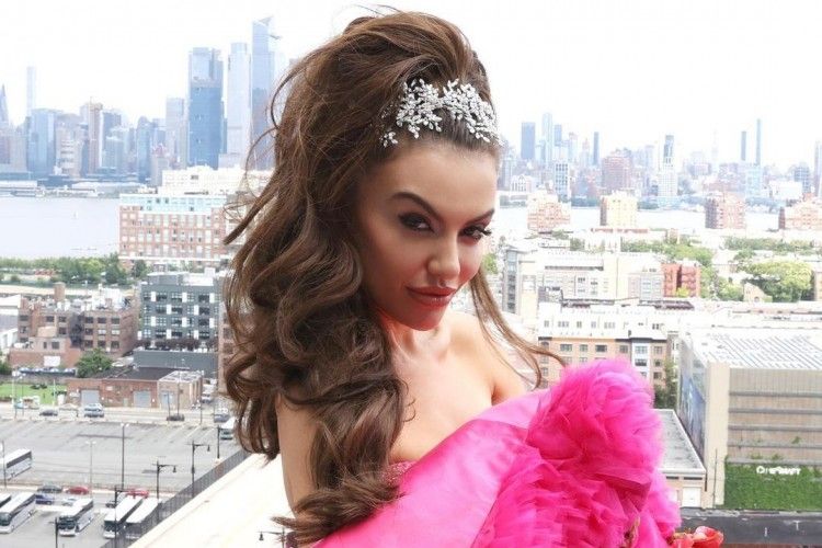 Gaya Ina Dajci, Miss Universe Albania 2021 yang Mirip Angelina Jolie