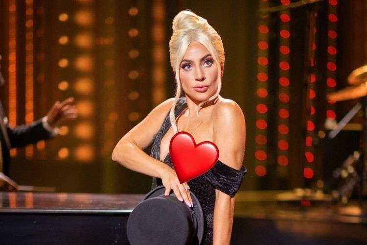 Lady Gaga Pakai Gaun 'Melorot' di Atas Panggung, Sengaja?