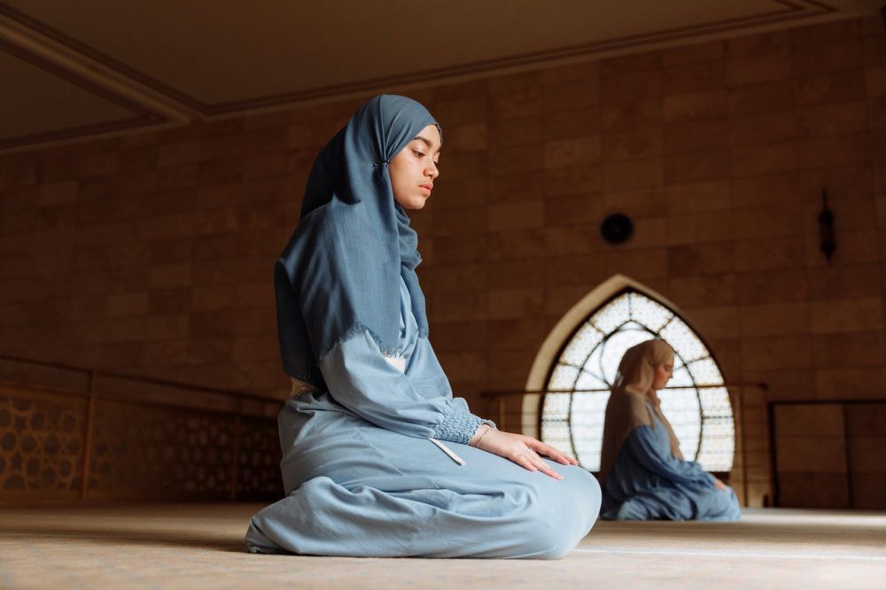 Bacaan Doa Tahiyat Awal dan Akhir Lengkap Arab, Latin dan Artinya