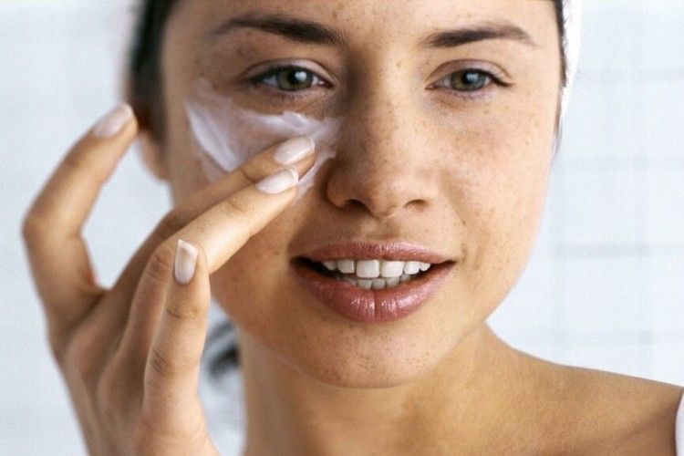 7 Rekomendasi Eye Cream untuk Remaja, Bikin Lembap dan Mencerahkan