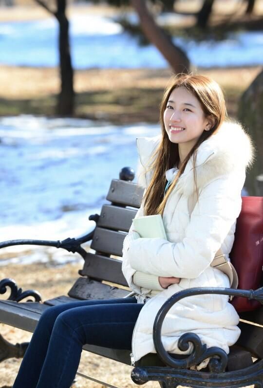 7 Gaya Terbaik Bae Suzy di Drama Korea Ikonik, Beda Drastis