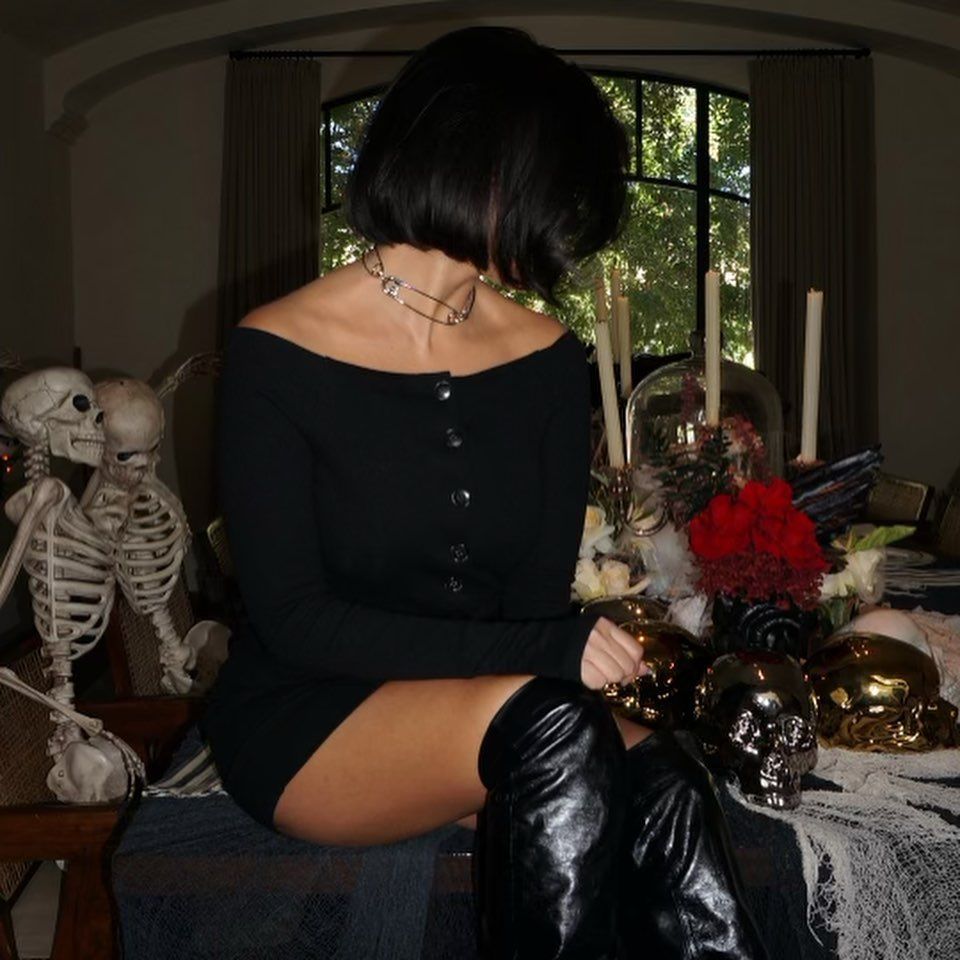 Potret Seksi Kourtney Kardashian, Duduk di Atas Meja Pamer Paha