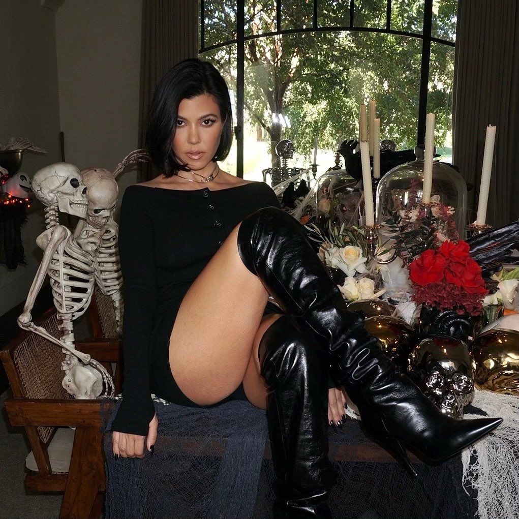 Potret Seksi Kourtney Kardashian, Duduk di Atas Meja Pamer Paha