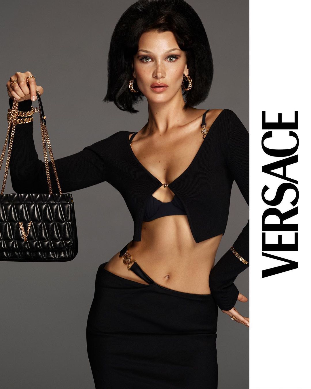 Potret Seksi Bella Hadid untuk Versace, Bajunya Kekecilan!
