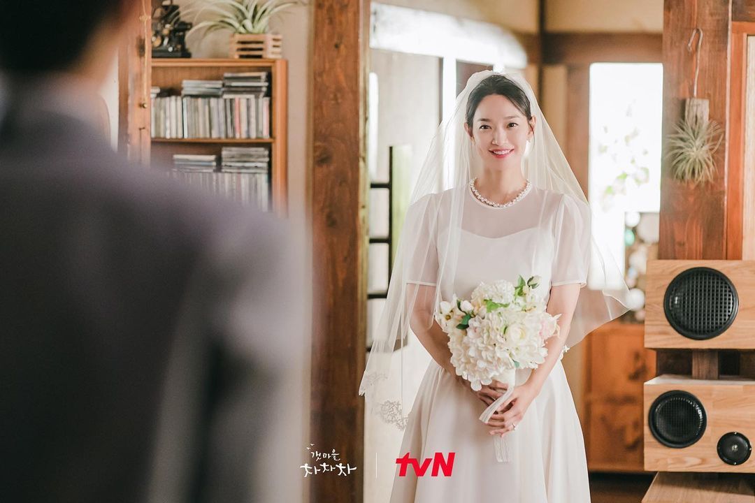 Detail Gaun Pengantin Yoon Hye Jin di Hometown Cha-Cha-Cha, Elegan!