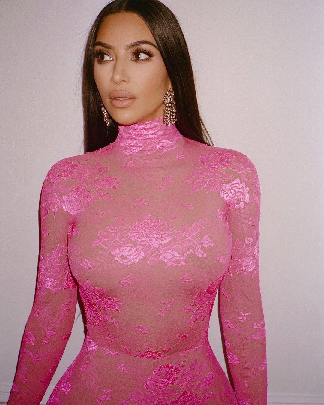 Nyaris Dikira Telanjang, Baju Ketat Kim Kardashian Terlalu Menerawang