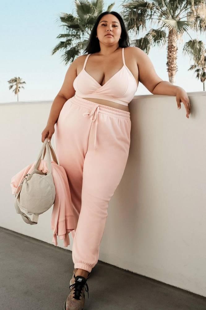 Outfit Olahraga Kece untuk Tubuh Plus Size